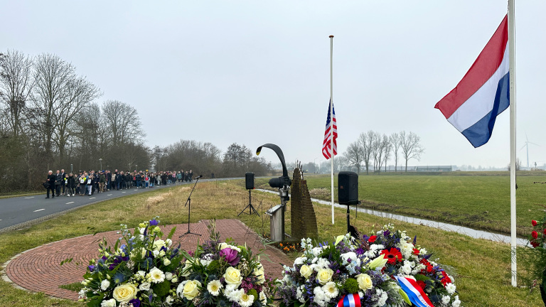 Amerikaanse vlag oogt toch wat fletser bij herdenking B-17 crash: “Geloof in de lange lijnen”
