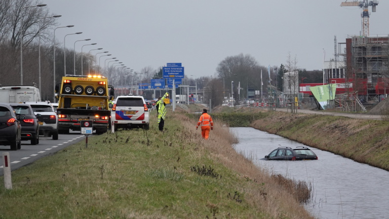 Auto te water langs N242, bestuurder nat maar in orde