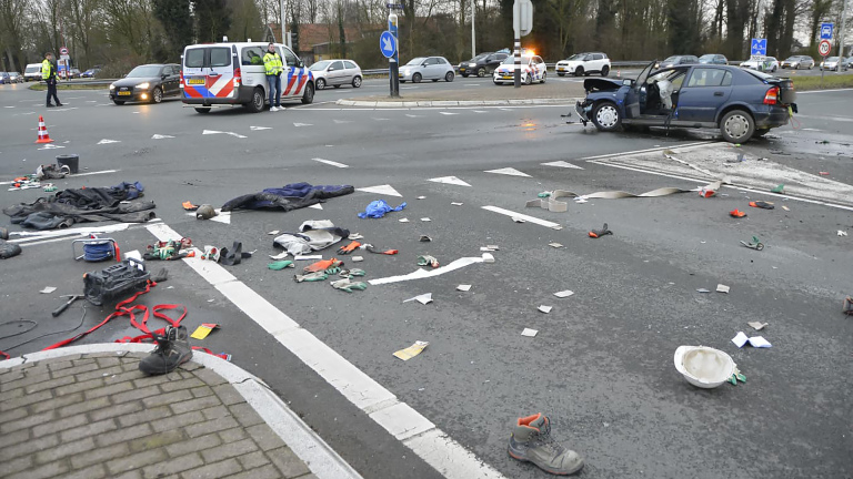 Chaos op de weg door harde botsing op Nollenweg bij Oudorp