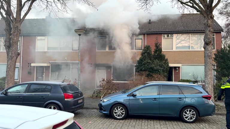Grote woningbrand in Alkmaar: bewoners veilig, huis onbewoonbaar