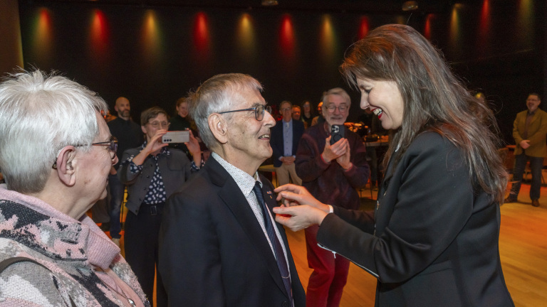 Monumentenzorger Piet Verhoeven ontvangt Alkmaars Ere-insigne