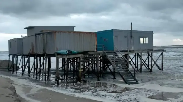 Zee wint in Camperduin: surfclub verplaatst, ondernemers zoeken steun in Den Haag