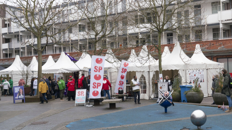 Woningnood, vingerwijzen en frustratie op verkiezingsmarkt: “Iedereen wil bouwen, maar er gebeurt niets”