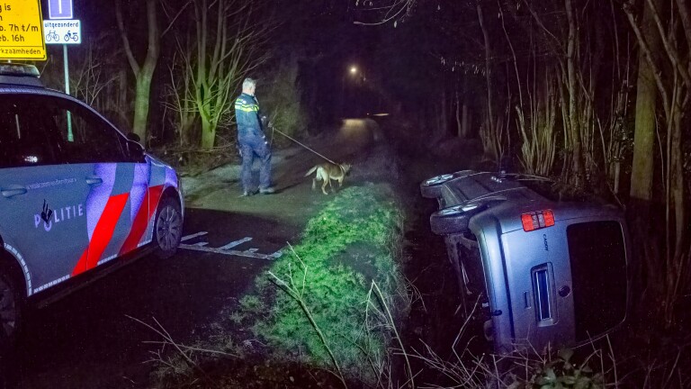Politie op zoek naar bestuurder van auto in sloot