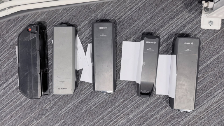 Alkmaarder opgepakt vanwege gestolen fietsaccu’s, politie zoekt eigenaren