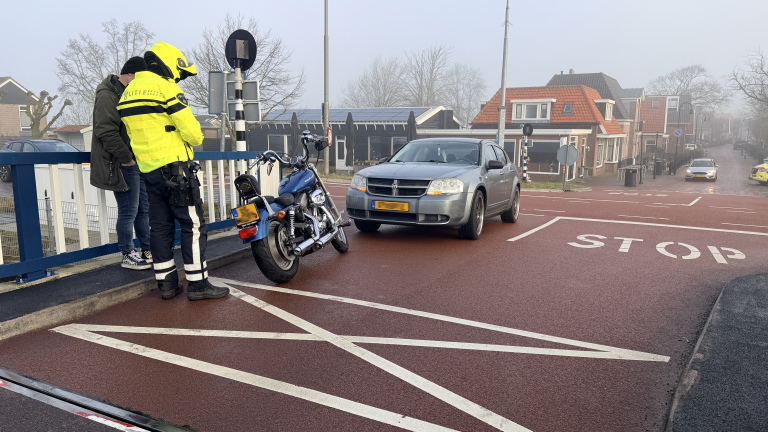 Uitwijkactie gaat mis: motorrijdster gewond door val op Hefbrug Oterleek