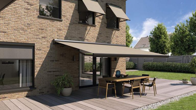 Wind en Regen: De Techniek Achter Jaloezieën die Beide Weerstaan [Advertorial]