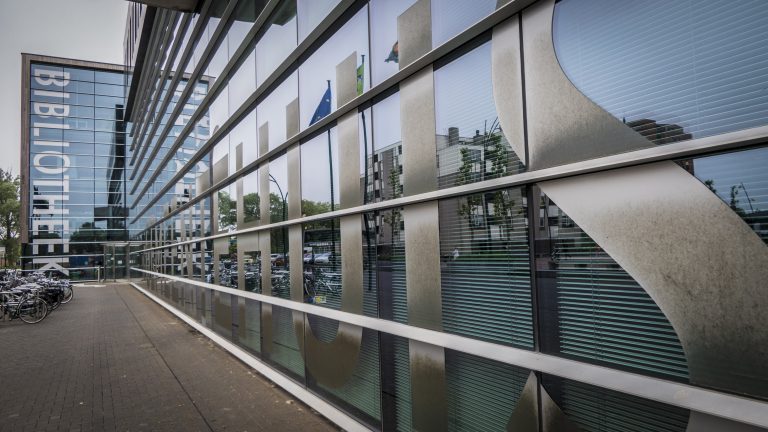 Bedrijfspand blijft onder vergrootglas gemeente Dijk en Waard liggen: vergunningsplicht blijft gelden