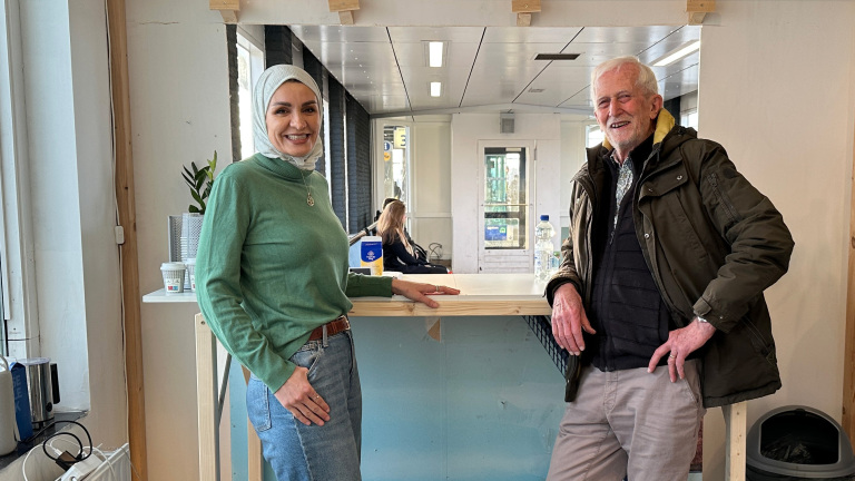 Nieuwe Uitgeester stationskoffie valt in de smaak: “Graag veel storingen in ochtend!”