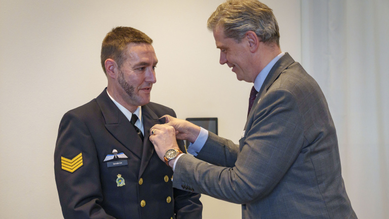 Heerhugowaarder Bert Sandbrink krijgt medaille voor heldhaftige redding uit brandend huis