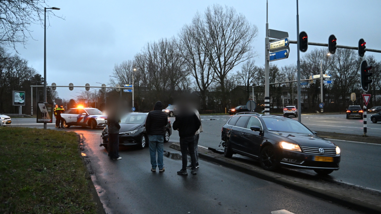 Botsing op kruispunt Bergerweg in Alkmaar: mogelijk door rood gereden