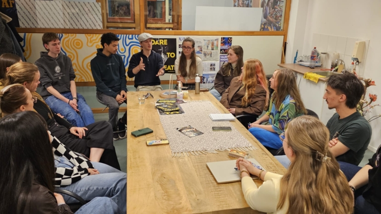 Jongeren Artquake luiden noodklok: “Het voelt alsof we tegen Goliath aan het vechten zijn”