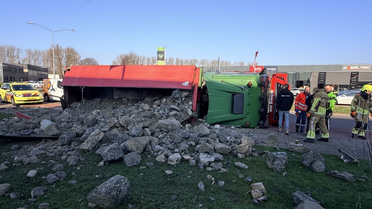 Vrachtwagen vol puin slaat om in bocht op Edisonweg Alkmaar: weg deels afgesloten