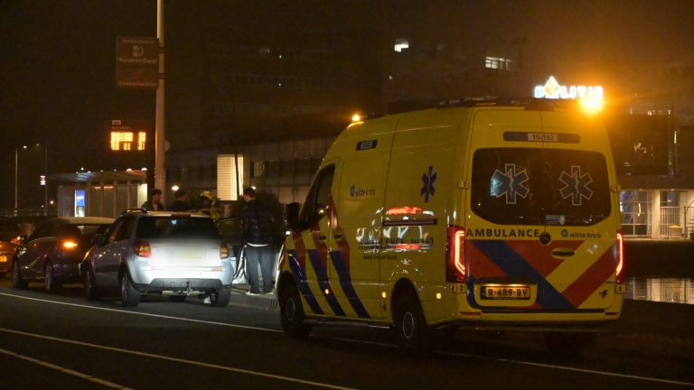 Ambulance neemt gewonde mee na botsing op Kanaalkade