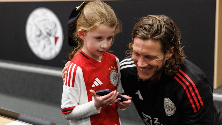 Bijzondere dag voor Emily (6) uit Heerhugowaard: knuffel van Wout Weghorst