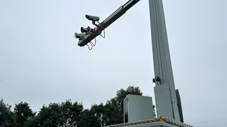 Focusflitser tegen appende automobilisten op N203 tussen Uitgeest en Limmen