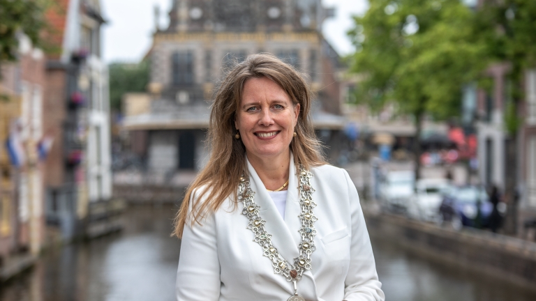 ‘Leuke verrassing’ voor Alkmaarse burgemeester: genomineerd voor nationale titel