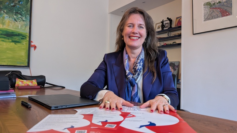 Alkmaarse burgemeester zet eigen deur open voor slachtoffers thuisgeweld: “Verhalen waar je akelig van wordt”