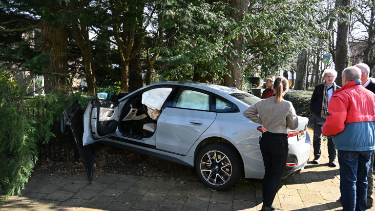 Autorit eindigt tegen boom in Castricumse tuin