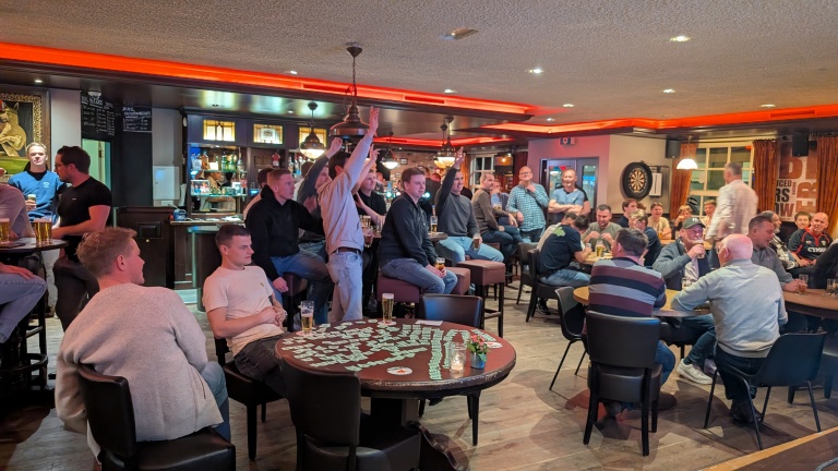 Recordbedrag voor VV Egmond: oergezellige benefietveiling overtreft verwachtingen