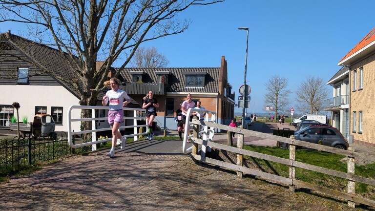 Tien jaar Dijkloop in zonovergoten Koedijk: “Supertrots”