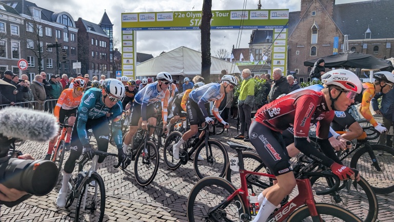 ‘Jonge honden’ in Metec Olympia’s Tour trotseren harde wind: “Een echte ouderwetse waaieretappe”