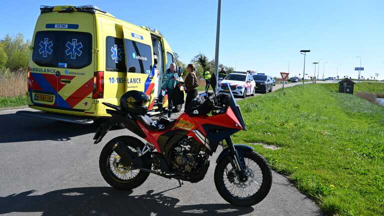 Fietser en motorrijder gewond bij ongeval op dijk in Schermerhorn