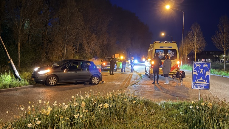 Bestuurder naar ziekenhuis na klap tegen lantaarnpaal langs Oosttangent
