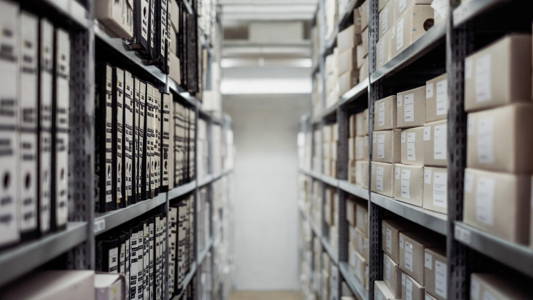 Stelling in de schuur: open of dicht bij stof en vocht? [Advertorial]