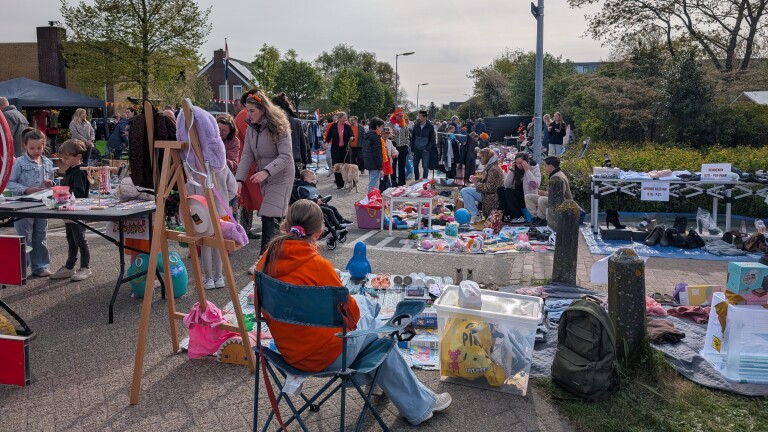 Vrijwilligers van Oudorper vrijmarkt gooien het roer om: nét een ander plekje, wel dezelfde sfeer