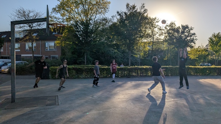 Geen scheids, geen coach, gewoon half-court basketballen: “Een heel tof podium”