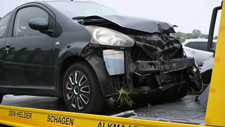 Auto verwoest na botsing met vrachtwagen op N242, flinke hinder richting Heerhugowaard