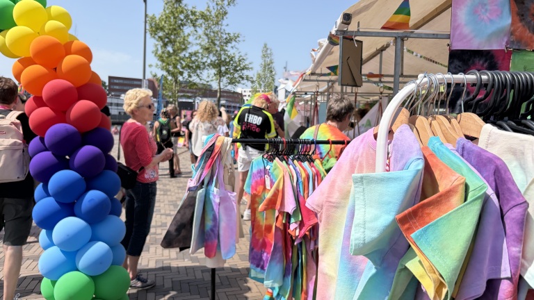“Je hoeft je niet te verstoppen”: op de Queer Markt in Alkmaar draait het om meer dan alleen Pride