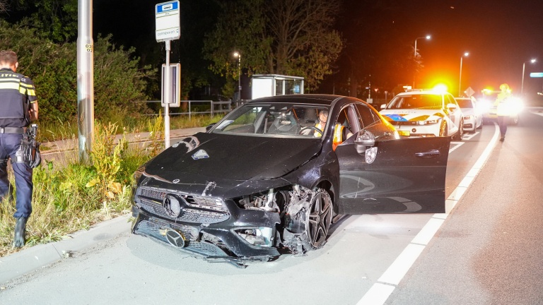 Beschonken Bergenaar rijdt na eenzijdig ongeval nog kilometers door met gesloopte auto