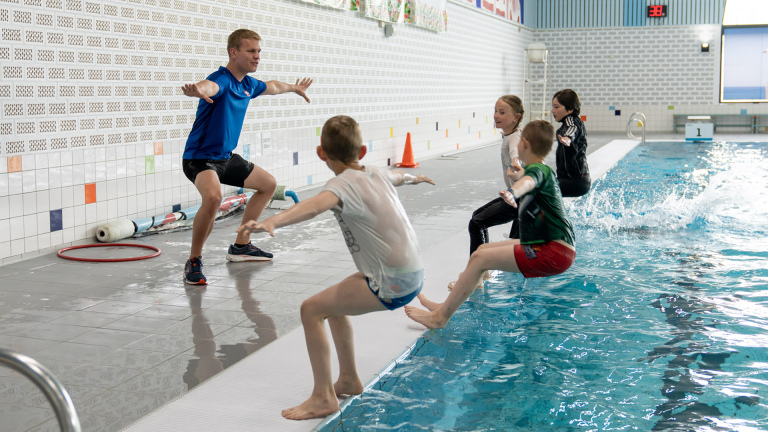 Opleiding tot zweminstructeur van Alkmaar Sport is populair: “Echt een succesverhaal”