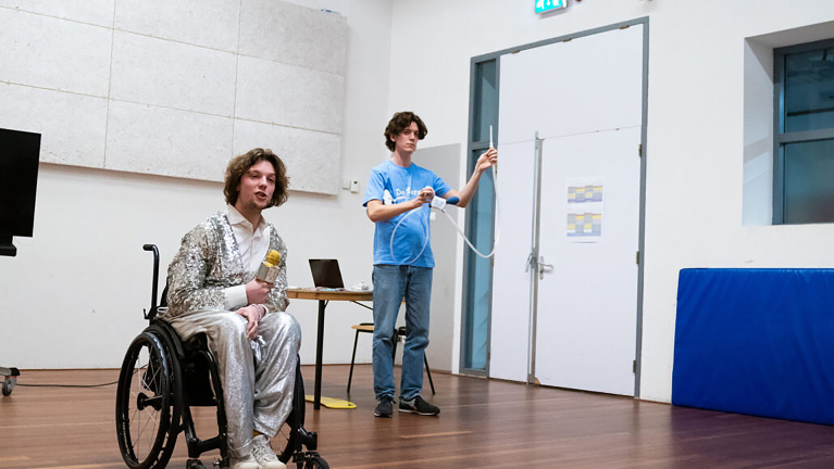Theater De Drukkerij trapt seizoen af met ingrijpende ‘Wat b€n ik waard?’ 🗓