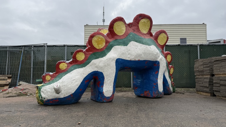 Oude glij-dinosaurus wordt ‘ergens’ kunstwerk, winkelcentrum De Mare krijgt nieuwe dinoglijbaan