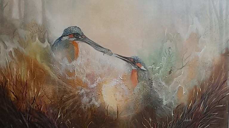 Schilderij van twee ijsvogels die naar elkaar toe leunen boven riet, met zachte mistige achtergrond