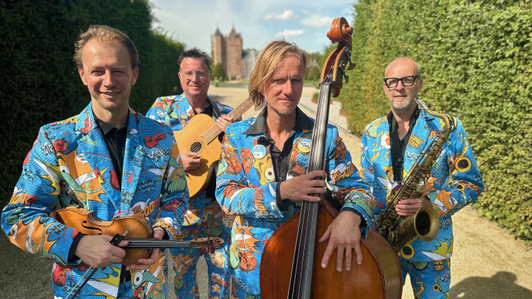 Vier muzikanten in felgekleurde kostuums poseren buiten met viool, gitaar, contrabas en saxofoon