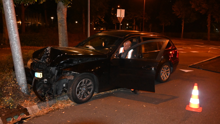Bestuurder laat auto en passagiers achter na ongeluk op Laan van Parijs