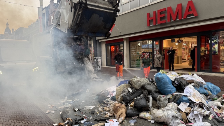 Brand in vuilniswagen in hartje Alkmaar: brandende afvalhoop in winkelstraat