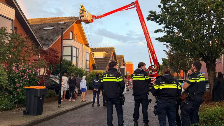 Brand in dak van huis aan De Keerkring, waarschijnlijk door blikseminslag