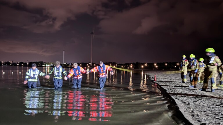 ’s Nachts het donkere water in: jeugdbrandweer Heerhugowaard oefent 24-uursdienst