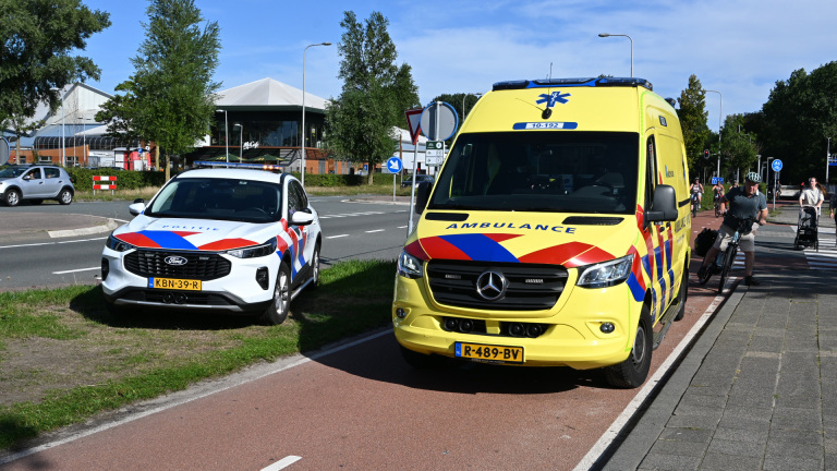 Vrouw naar ziekenhuis na aanrijding tussen scooter en auto bij De Meent