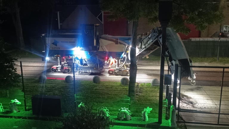 Dijk en Waard laat nachtelijk asfaltwerk op Zandhorst – ook zonder vereiste ontheffing – gewoon doorgaan