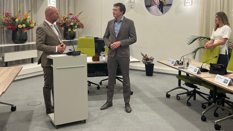 Stoelendans in Uitgeest: Schouten terug in raad, Twaalfhoven Bakkum wethouder