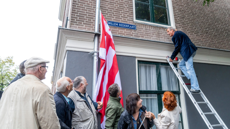 Man die vocht voor behoud Alkmaarse binnenstad krijgt eigen plaats achter Kapelkerk