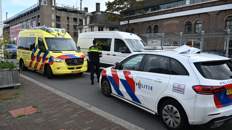 Bestuurder rent weg na botsing met drie auto’s op Kanaalkade in Alkmaar