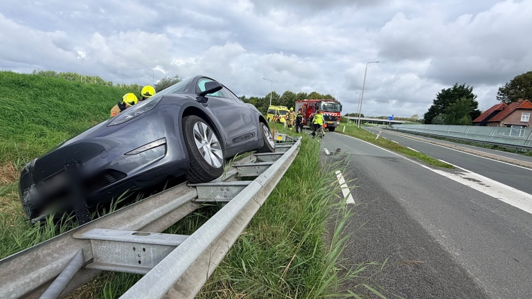 Tesla belandt boven op vangrail bij Schoorldam, N9 tijdelijk dicht