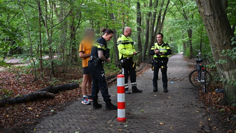 Fietser zwaargewond na botsing met paal op Eeuwigelaan in Bergen